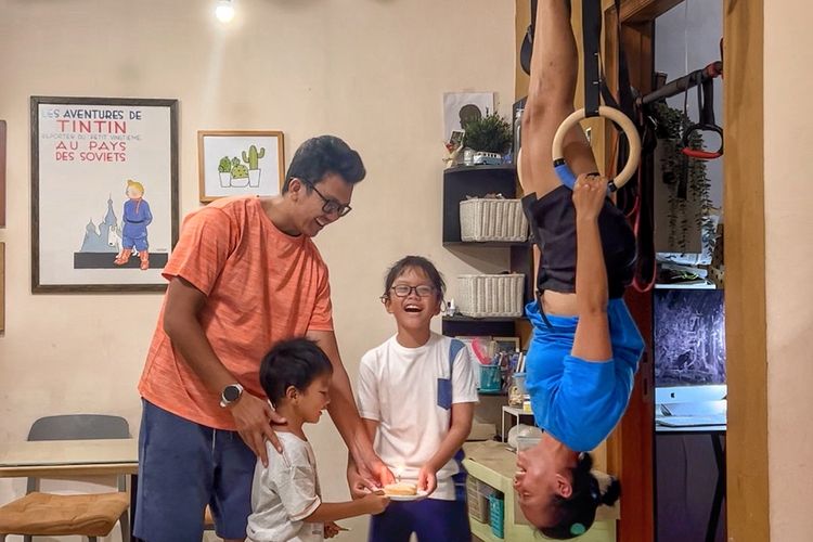 Latihan beban jadi momen kembali ke diri bagi Irsani. Ia menemukan kekuatan fisik, mental, dan misi edukasi untuk keluarga Indonesia.
