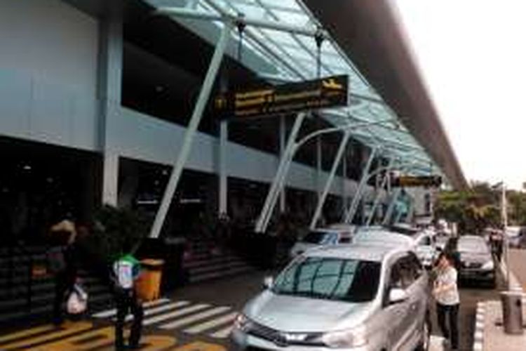 Sejumlah kendaraan saat mengantre di Bandara Husein Sastranegara Bandung, Jalan Pajajaran, Senin (11/4/2016