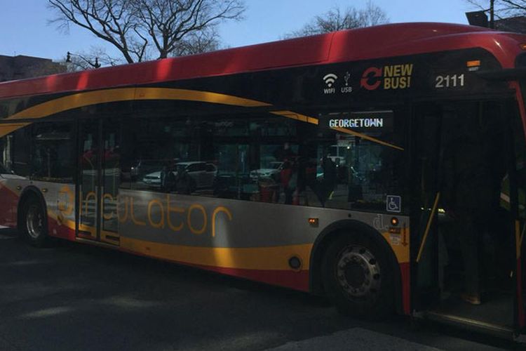 Circulator Bus yang membawa penumpang ke berbagai tempat wisata di Washington DC secara cuma-cuma.
