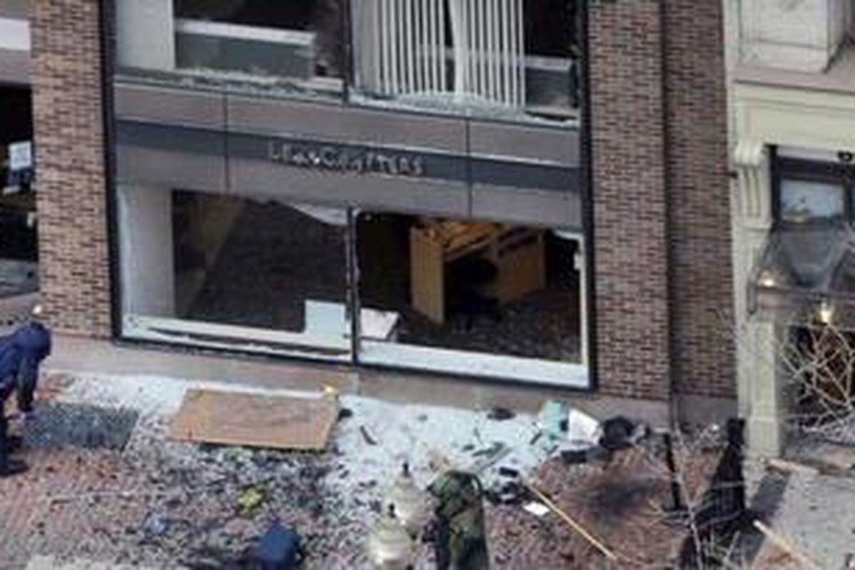 Salah satu lokasi ledakan di jalan Boylston dekat garis finish marathon Boston, Senin (15/4).