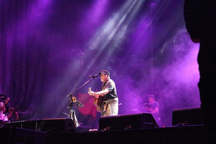 Iwan Fals beraksi dalam konser Iwan Fals & Band Aku Cinta di Ecopark Ancol,Jakarta Utara, Sabtu (30/3/2019).