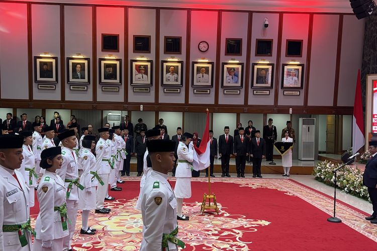 Pramono Kukuhkan 44 Anggota Paskibraka DKI untuk Upacara HUT ke-81 RI