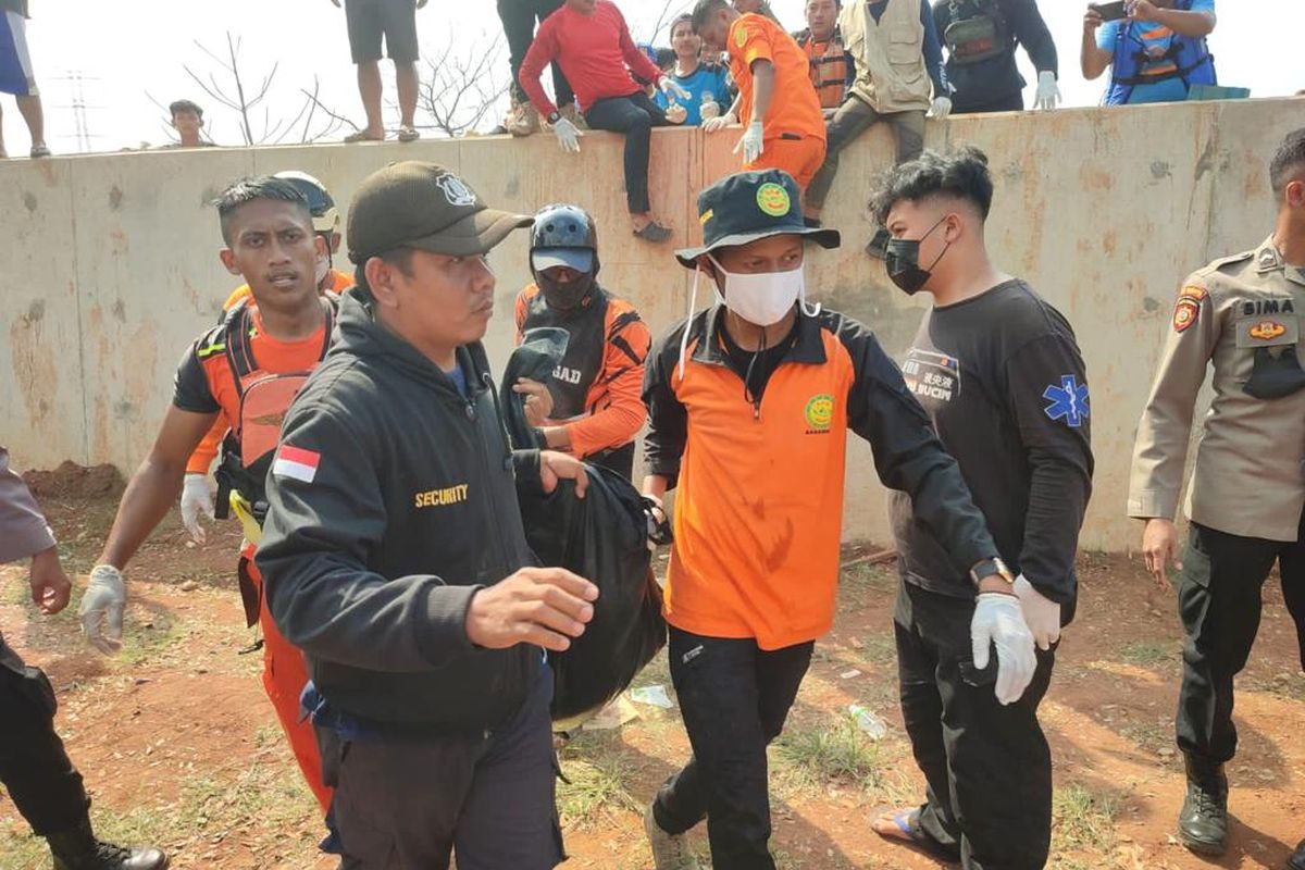 Tim pencarian gabungan yang terdiri dari aparat polisi dan TNI, Basarnas, BPBD Kota Bekasi dan sejumlah relawan lainnya saat menemukan dan mengevakuasi satu korban atas nama Y (12), yang tenggelam di Kali Bekasi, Senin (8/8/2022). Satu korban lain yakni S (12), hingga saat ini masih dicari dan belum ditemukan.