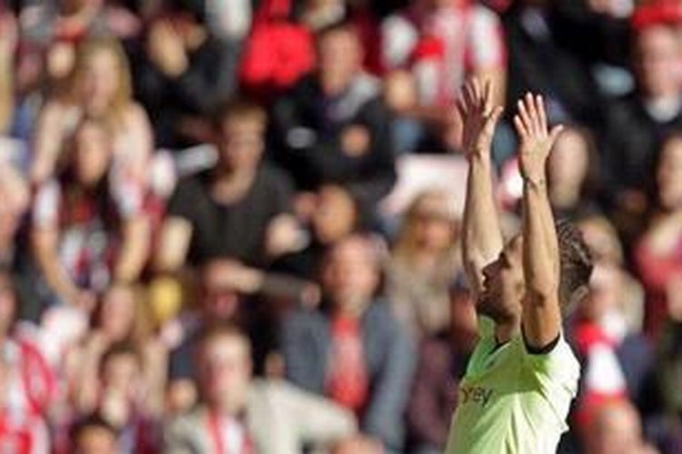 Gelandang Newcastle United dari Perancis, Yohan Cabaye, merayakan golnya ke gawang Sunderland dalam laga pekan ke-8 Premier League di Stadium, Sunderland, Minggu (21/10/2012). Laga Wear-Tyne Derby itu akhirnya berakhir 1-1.