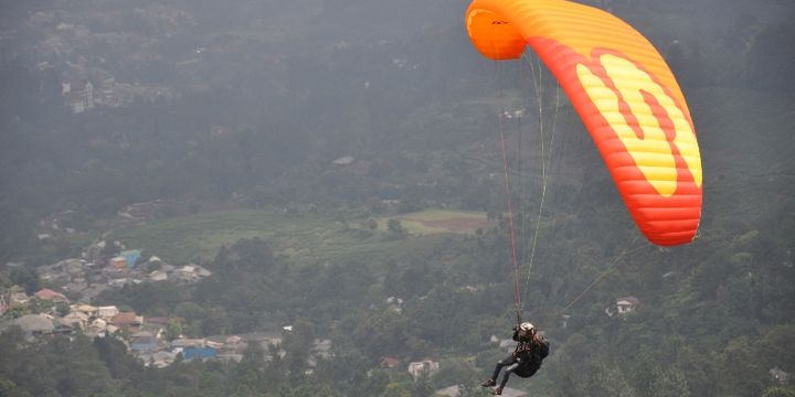 Sebanyak 100 pilot asal 12 negara, peserta Piala Asia Lintas Alam Paralayang II 2017, 11-14 Agustus, akan terbang dari Gunung Mas, Puncak, hingga Danau Lido, Sukabumi dan kawasan Sentul, Jawa Barat. 