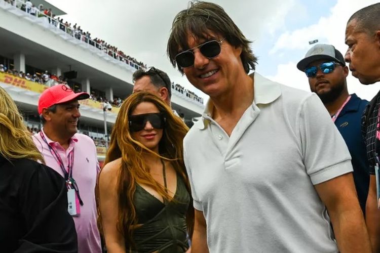 Penyanyi Shakira berfoto bersama aktor Tom Cruise saat menghadiri ajang balap F1 di Miami, Amerika, Minggu (7/5/2023).