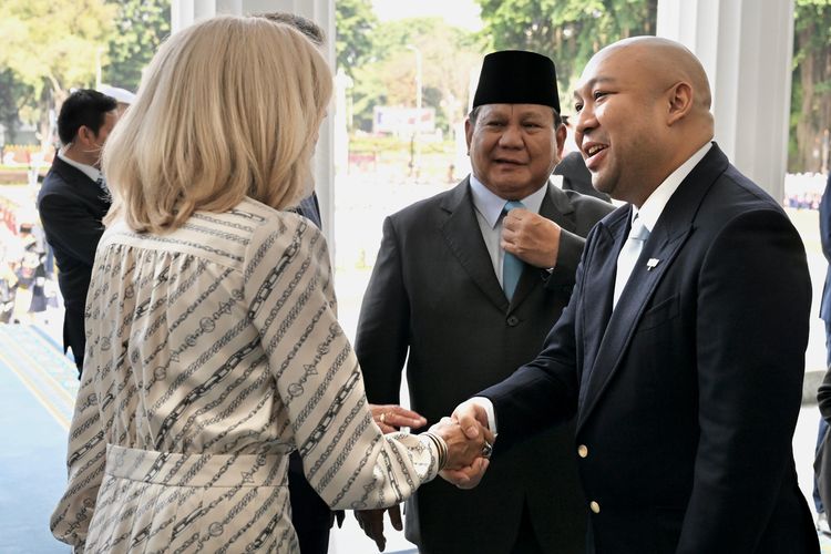 Momen Prabowo Kenalkan Putranya Didit ke Presiden Macron dan Brigitte