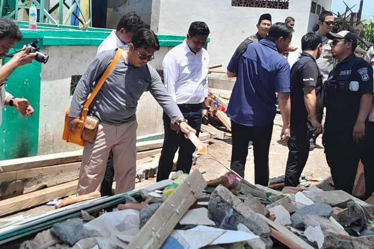Polres Situbondo oleh TKP di Bangunan Asrama Putri Pondok Pesantren Salafiah Syafi'iyah Syekh Abdul Qodir Jailani di Jalan Pesanggrahan, Desa Blimbibg, Kecamatan Besuki, Kabupaten Situbondo, Provinsi Jawa Timur.