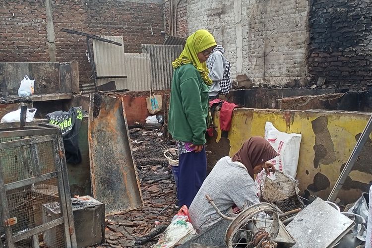 Sebanyak 9 unit mobil pemadam kebakaran diterjunkan untuk memadamkan api yang melahap pemukiman warga di Kampung Kebon Kalapa, Desa Sukamenak, Kecamatan Margahayu, Kabupaten Bandung, Jawa Barat, pada Senin (6/2/2023).Mobil pemadam kebakaran kesulitan untuk memasuki pemukiman warga tersebut, lantaran lokasi tersebut sangat padat penduduk.