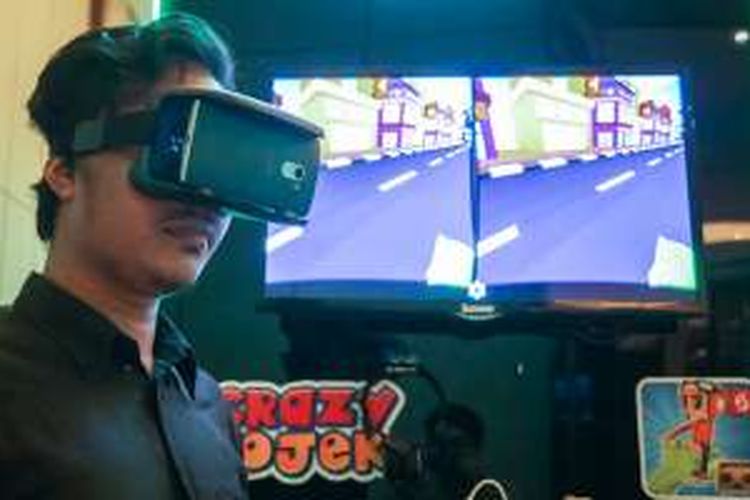 Pengunjung menjajal game VR Crazy Ojek dengan smartphone Lenovo Vibe K4 Note yang terpasang di headset virtual reality AntVR dalam acara di Jakarta, Rabu (23/3/2016)