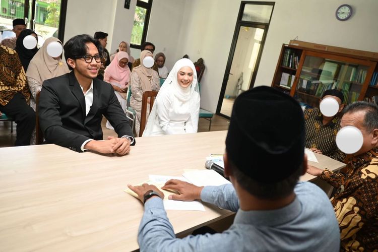 Suasana akad pernikahan Radya dan Jundi di KUA.