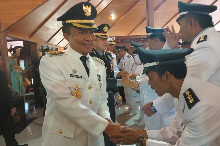 Pj Bupati Cilacap Awaluddin Muuri saat penyerahan SK perpanjangan masa jabatan kades di Pendopo Wijayakusuma Cakti Cilacap, Senin (10/6/2024).