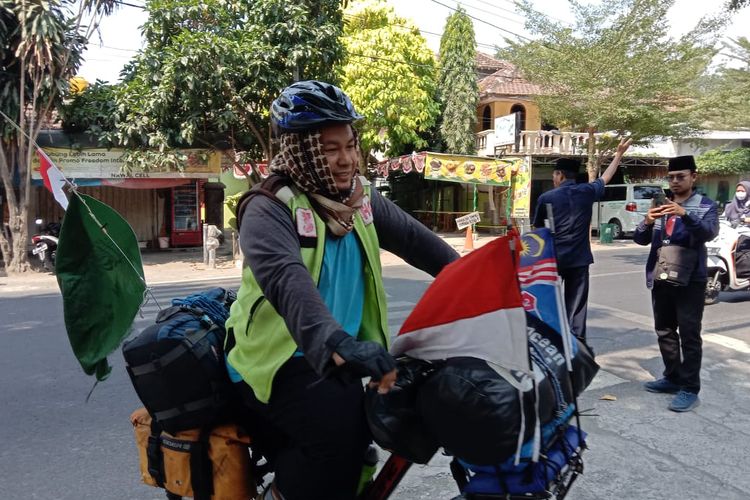 Yunus, Alumni Pesantren Tebuireng yang pergi haji dengan bersepeda dan memulai perjalanannya pada 7 Juli 2022. Dalam perjalanan kembali ke rumah, Yunus singgah di Pondok Pesantren Tebuireng, Jombang, Jawa Timur, Kamis (7/9/2023).