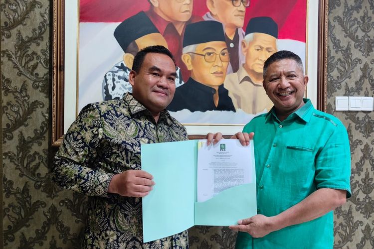 Bupati Petahana Blora Arief Rohman menerima surat rekomendasi dari dua partai politik (parpol) besar yang mendukungnya untuk maju dalam Pemilihan Kepala Daerah (Pilkada) 2024.