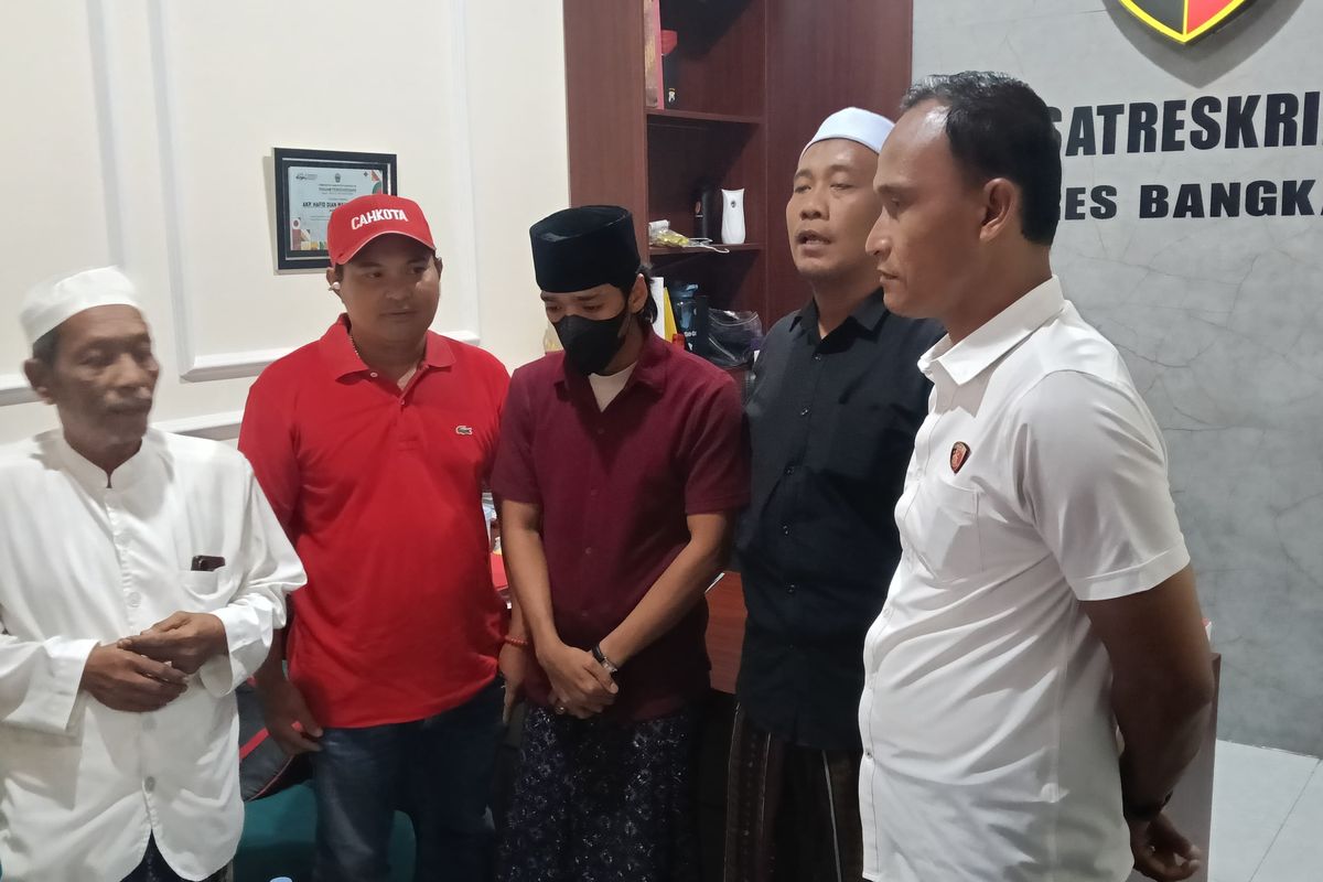 Terduga pelaku (peci hitam) saat hendak diserahkan ke Polda Jatim