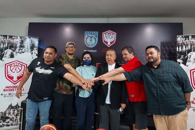Konferensi pers tim nasional basket Indonesia menjelang FIBA Asia Cup 2022 di GBK Arena, Jakarta, Kamis (30/6/2022). 