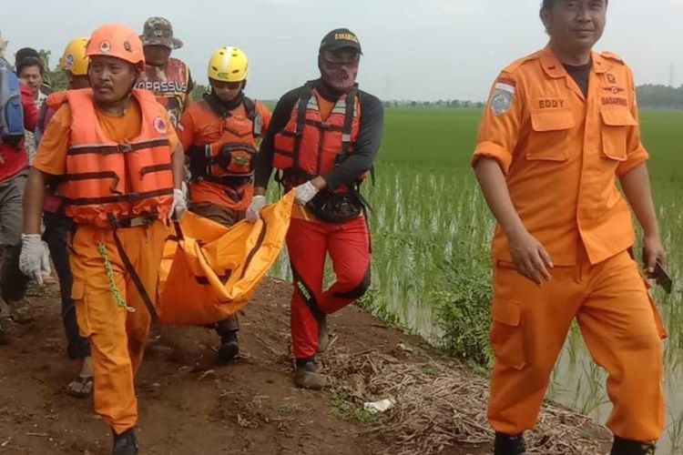 EVAKUASI: Sejumlah Petugas BPBD Indramayu, BPBD Cirebon, dan Basarnas Pos Cirebon mengevakuasi satu siswi yang tenggelam saat kegiatan Pramuka, Sabtu (17/2/2024). Dua siswi SDN 1 Lajer Tukdana, lainnya telah ditemukan sebelumnya.