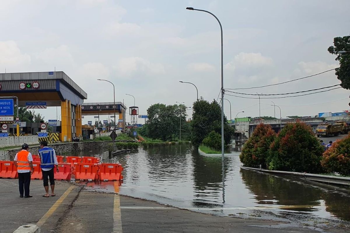 Akses Tol Bitung di Tol Jakarta-Tangerang banjir sejak Minggu (13/11/2022).