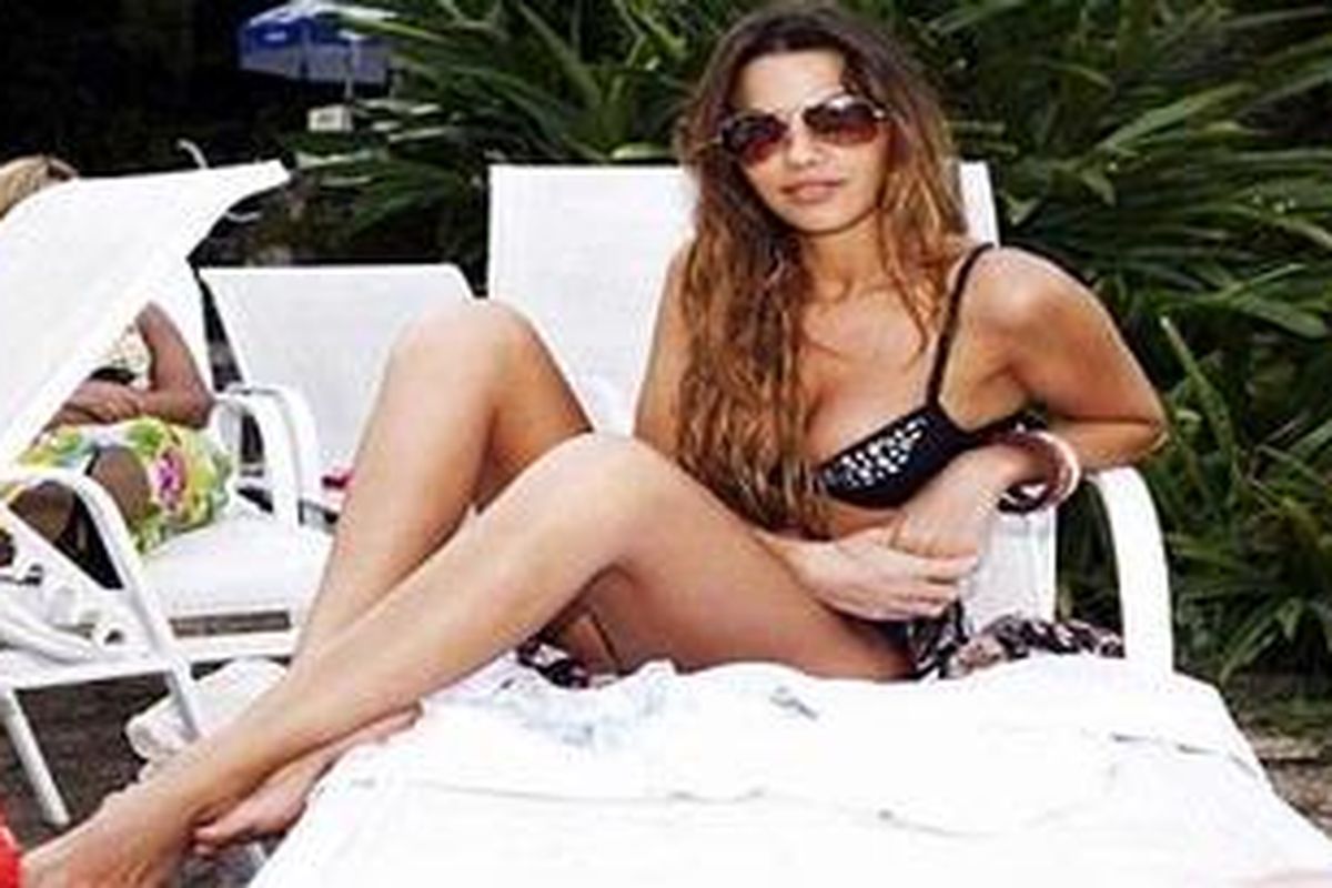 Model Barbara Guerra mengeluh kepada seorang teman tentang mobil yang dia terima dari Perdana Menteri Berlusconi.