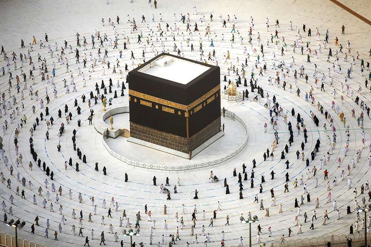 Umat Muslim mengitari Kabah saat melakukan tawaf ibadah haji dengan penerapan protokol kesehatan di Masjidil Haram, Kota Mekah, Arab Saudi, Minggu (2/8/2020). Pelaksanaan haji yang istimewa tahun ini di tengah pandemi Covid-19 hanya diikuti sekitar 1.000 jemaah, dengan protokol kesehatan yang ketat.