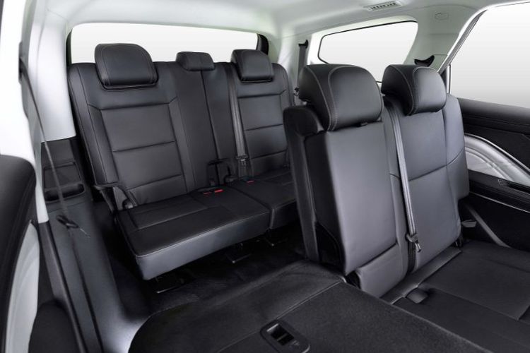 Kabin Aletra L8 EV 8-Seater menghadirkan ruang duduk lega dengan jok berbahan kulit sintetis dan headrest pada setiap kursi, cocok untuk menunjang kenyamanan keluarga besar.