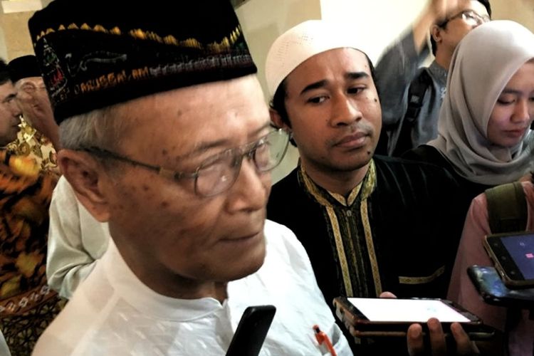 Buya Syafii Marif saat menemui wartawan usai menshalatkan almarhum Yunahar Ilyas di Kantor PP Muhammadiyah, Yogyakarta.