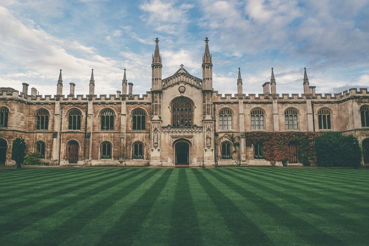 Universitas Cambridge, Inggris. Universitas ini merupakan salah satu universitas tertua di dunia.