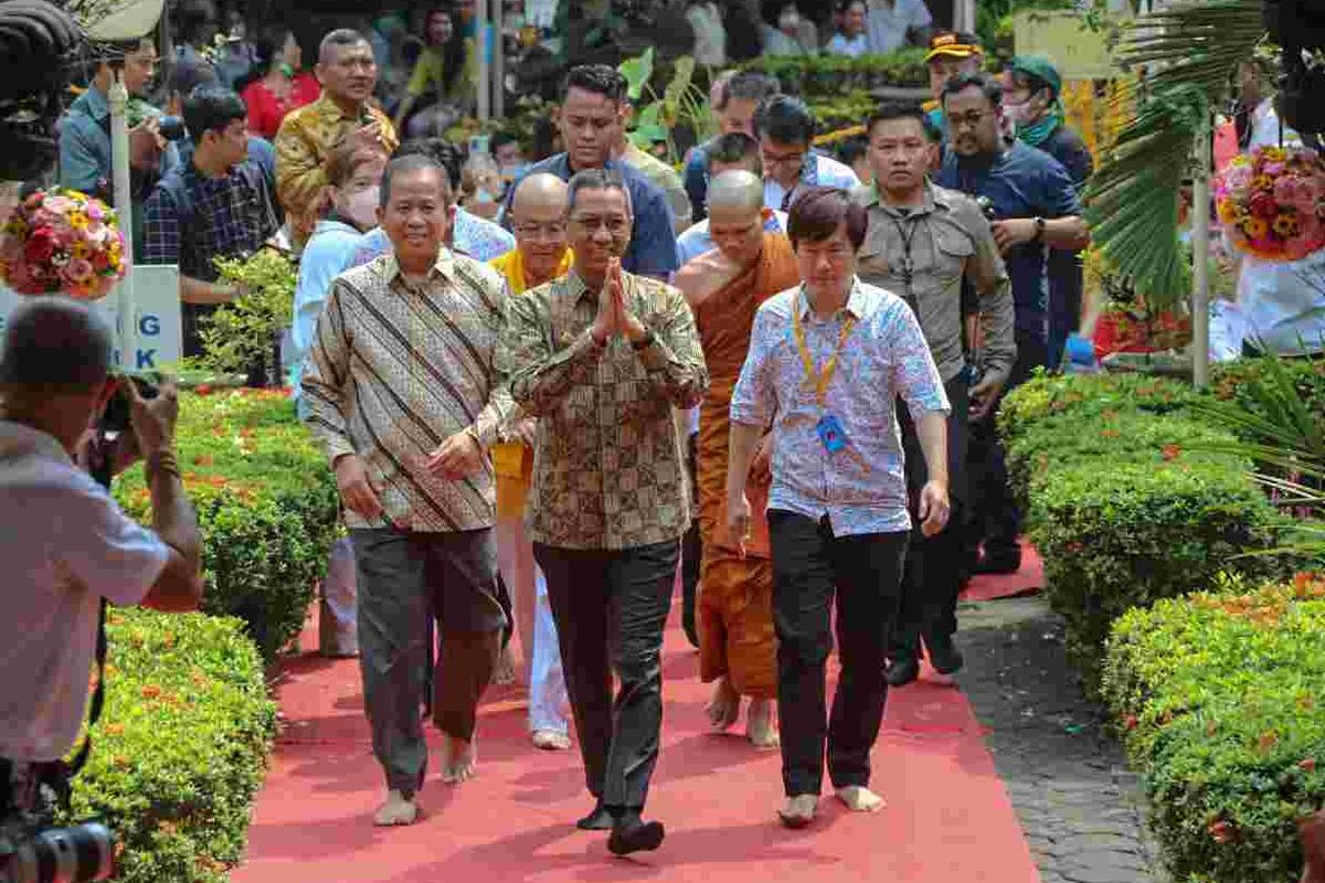 Pj Gubernur DKI Jakarta Heru Budi Hartono saat berkunjung Vihara Jakarta Dhammacakka Jaya saat Hari Raya Waisak, Minggu (4/6/2023).