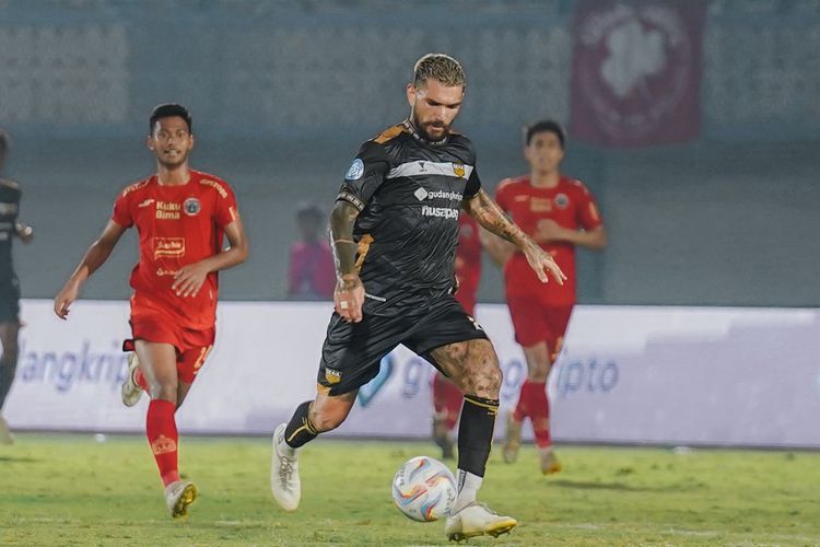 Dimitris Kolovos menggiring bola dalam pertandingan Dewa United vs Persija di Indomilk Arena, Tangerang, Jumat (25/8/2023) malam WIB. 