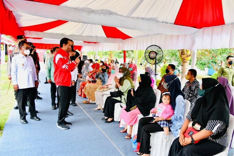 Presiden Joko Widodo saat meninjau pelaksanaan vaksinasi Covid-19 di Lapangan Kantor Administrasi Bandar Udara Mutiara SIS Al Jufrie, Kota Palu pada Jumat (25/2/2022)..