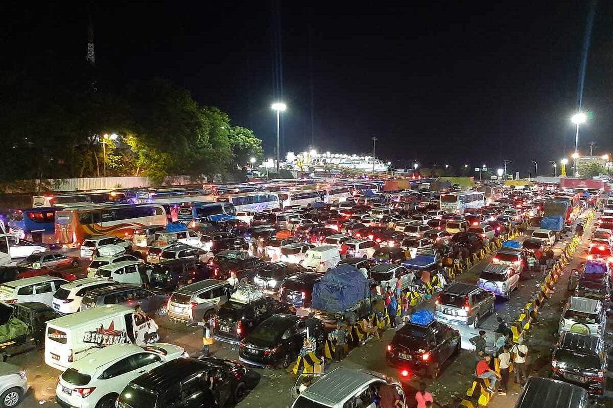 Situasi Pelabuhan Merak, Banten pada H-1 Lebaran masih dipadati ribuan kendaraan