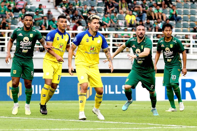 Pemain Barito Putera Carlos Martinez (tengah) siap berduel dengan pemain Persebaya Surabaya Dusan Stevanovic saat pertandingan pekan ke-2 Liga 1 2023-2024 yang berakhir dengan skor 1-1 di Stadion Gelora Bung Tomo Surabaya, Sabtu (8/7/2023) sore WIB.