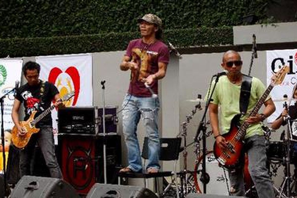 Grup Slank, Kaka tampil pada Konser Koin untuk Anak di Sekolah Cikal, Jakarta, Minggu (28/3/2010). Hasil donasi konser ini seluruhnya disumbangkan untuk anak-anak Indonesia yang sedang menderita sakit dari keluarga kurang mampu. 