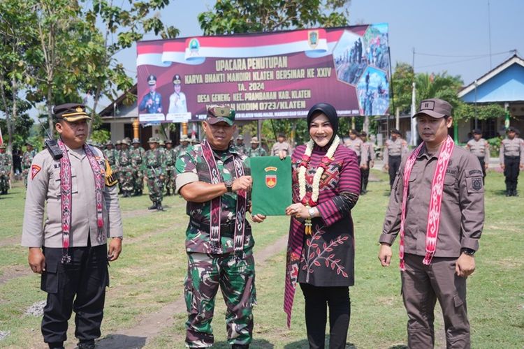 Bupati Klaten Sri Mulyani bersama anggota TNI dan Polri saat penutupan program KBMKB.