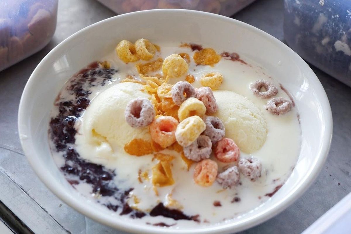 Camilan bubur ketan hitam dengan aneka topping kekinian dijual oleh kedai Kang Bubur.