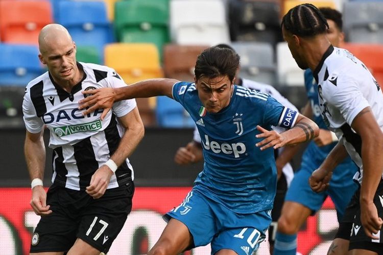 Penyerang Juventus, Paulo Dybala, beraksi pada laga Liga Italia kontra Udinese di Stadion Dacia Arena pada Jumat (24/7/2020) dini hari WIB.
