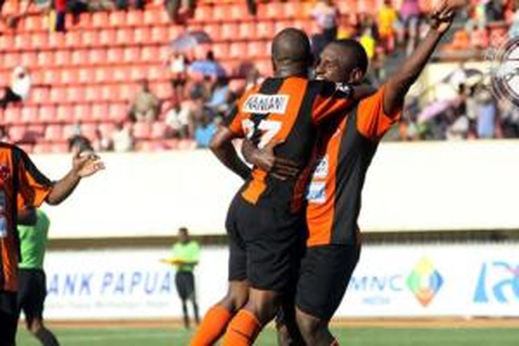 Salah satu ekspresi pemain-pemain Perseru Serui pada pertandingan Indonesia Super League melawan Persepam Madura United, di Stadion Mandala Jayapura, Minggu (2/2/2014), yang berakhir 4-1 untuk Perseru.