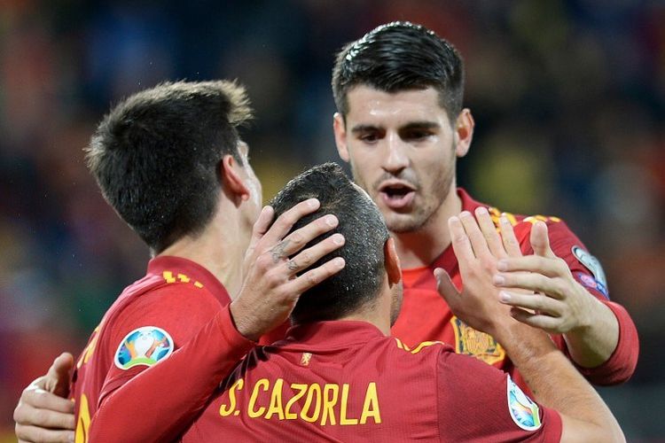 Alvaro Morata merayakan gol Santi Cazorla pada pertandingan Spanyol vs Malta dalam lanjutan kualifikasi Euro 2020 di Stadion Ramon de Carranza, Cadiz, 15 November 2019. 