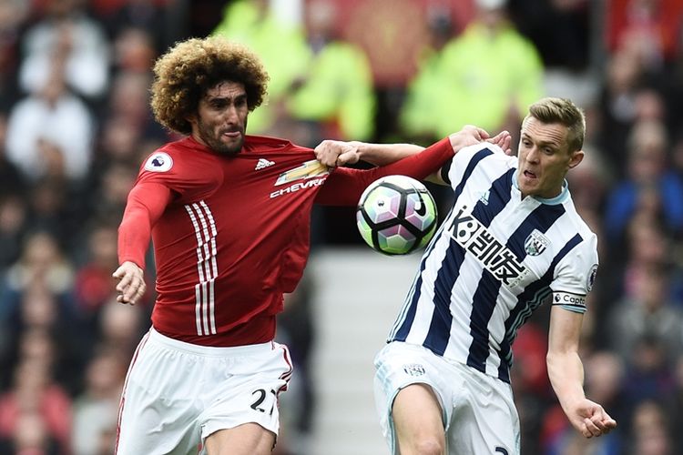 Gelandang Manchester United asal Belgia, Marouane Fellaini (kiri), berebut bola dengan gelandang West Bromwich Albion asal Skotlandia, Darren Fletcher, dalam pertandingan Premier League di Old Trafford, Manchester, Sabtu (1/4/2017).