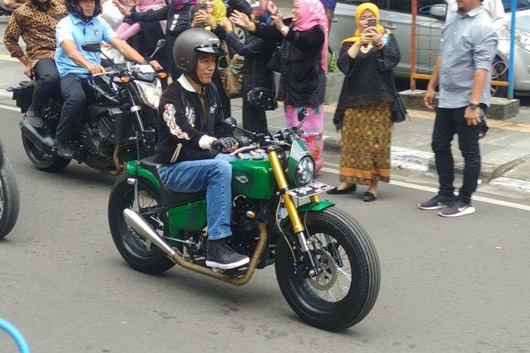 Presiden Joko Widodo kembali menunggangi motor Kawasaki w175 miliknya yang berwarna hijau. Kali ini, Jokowi melakukan touring singkat di Kota Bandung, Jawa Barat, Minggu (11/10/2018). 