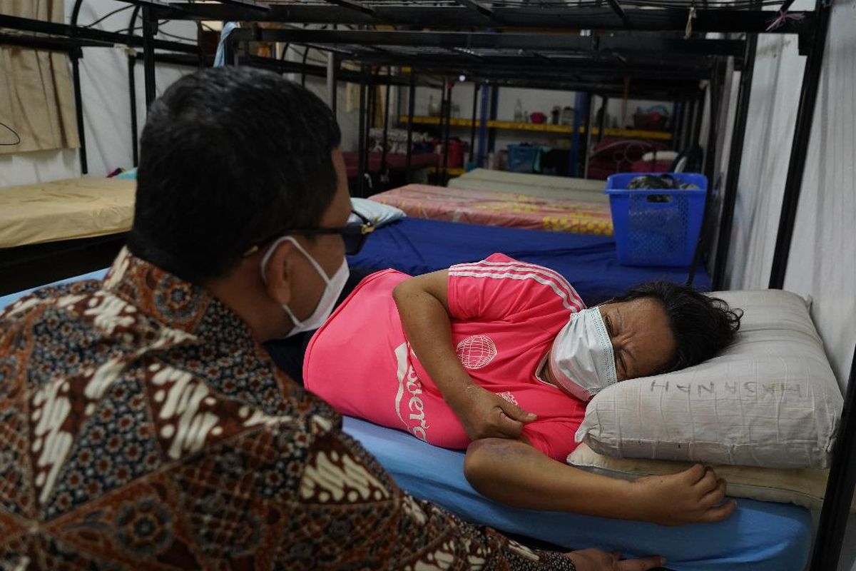 Menteri Pelindungan Pekerja Migran Indonesia (P2MI), Abdul Kadir Karding, menemui salah satu pekerja migran Indonesia, Maimunah, yang telah bekerja sebagai perawat lansia di Malaysia, Rabu (21/5/2025).