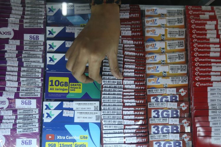 Seorang pedagang terlihat sedang memilih SIM card di gerai miliknya di kawasan Bumi Serpong Damai, Tangerang, Banten, Selasa (7/11/2017). Pemerintah mewajibkan registrasi ulang SIM card bagi para pengguna telepon seluler hingga 28 Februari 2018 dengan memakai nomor NIK dan kartu keluarga (KK). 