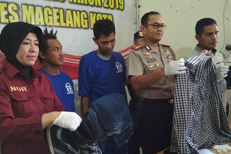 Dua pemuda (baju tahanan biru) ditangkap Polres Magelang Kota diduga sebagai pelaku pelemparan molotov di Kantor Unit Laka Lantas dan Rumah Dinas Ketua DPRD Kota Magelang, Kamis (19/7/2019).
