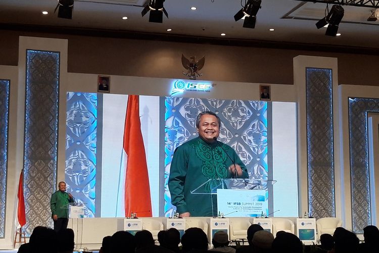 Gubernur Bank Indonesia Perry Warjiyo ketika memberikan paparan dalam acara Indonesia Sharia Economic Festival (ISEF) di Jakarta, Rabu (13/11/2019).