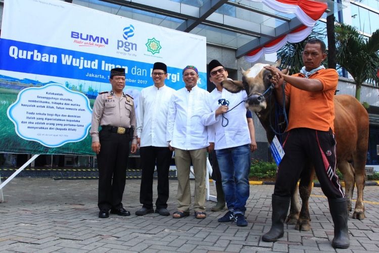 PT PGN (Persero) Tbk menyerahkan 605 ekor hewan kurban untuk masyarakat tidak mampu di sekitar wilayah operasional BUMN Gas tersebut. Penyerahan hewan kurban secara simbolis berlangsung pada hari raya Idul Adha 1438 Hijriah, Jumat (1/9/2017)