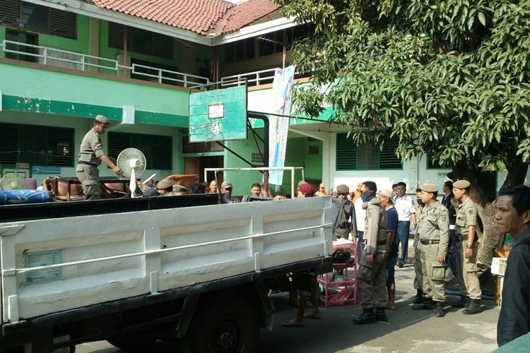 Pembongkaran SMP Negeri 22 yang terletak di Jalan Jembatan Batu, Pinangsia, Tamansari, Jakarta Barat, Rabu (6/9/2017).