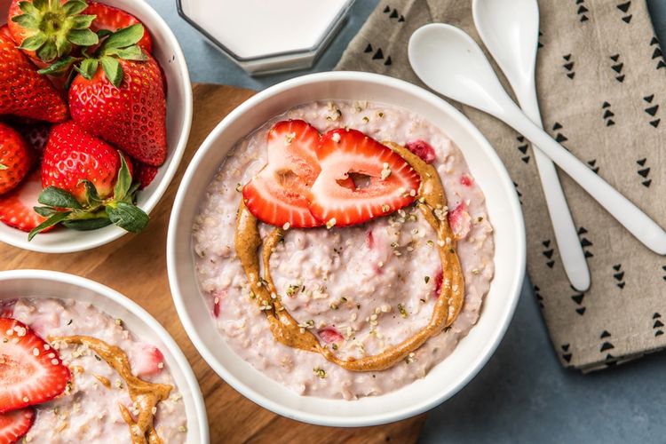 Ilustrasi oatmeal stroberi topping susu kental manis