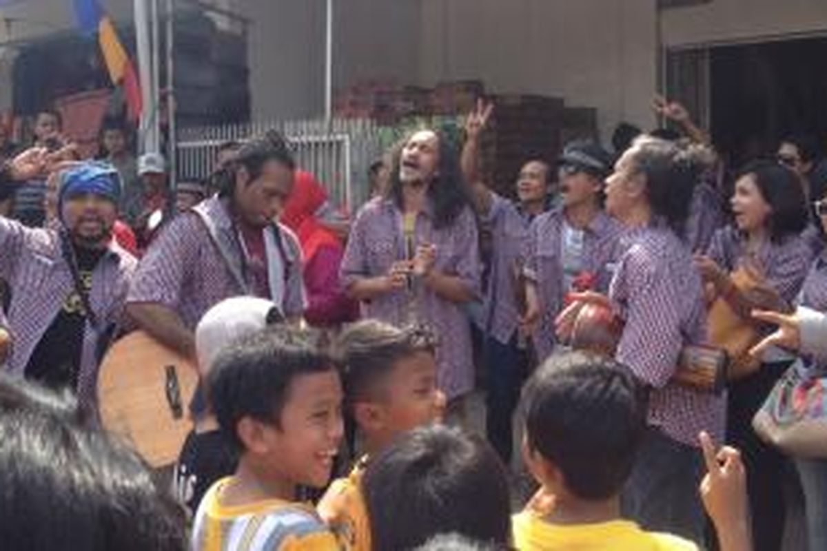 Sejumlah artis pendukung calon presiden RI Joko Widodo, mengamen di Pasar Leuwiliang, Bogor, Selasa (17/6/2014).