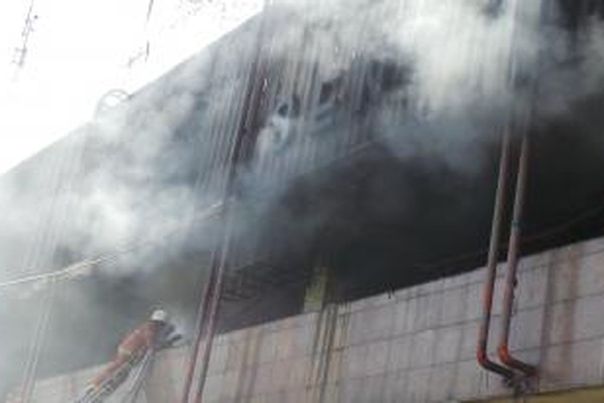 Pemadam kebakaran tampak berusaha memadamkan api di lantai 2 Pasar Senen, Jakarta Pusat, Kamis (25/4/2014).