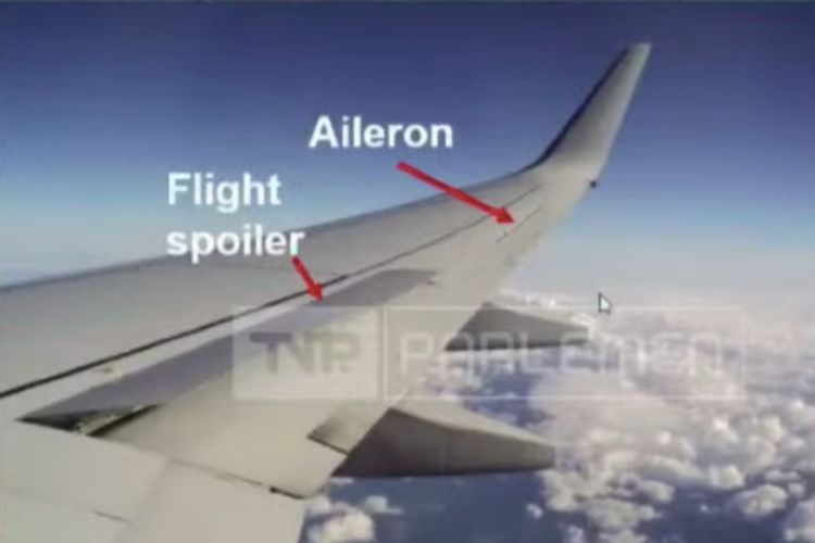 Ilustrasi flight spoiler dalam posisi membuka di udara.